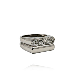 ANEL EM OURO COM DIAMANTES