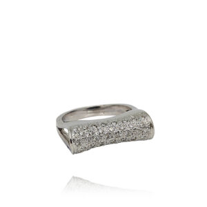 ANEL EM OURO COM DIAMANTES