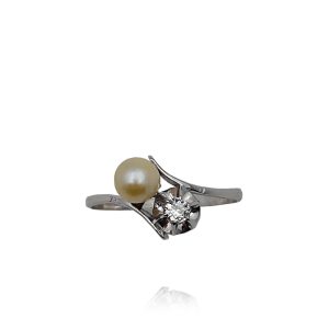 ANEL EM OURO COM DIAMANTE E PÉROLA