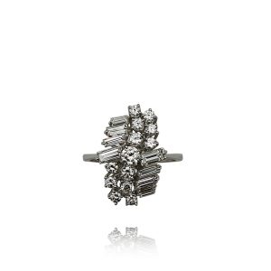 ANEL EM OURO COM DIAMANTES