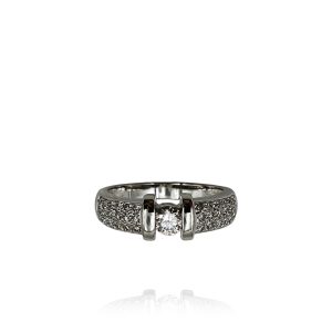 ANEL EM OURO COM DIAMANTES